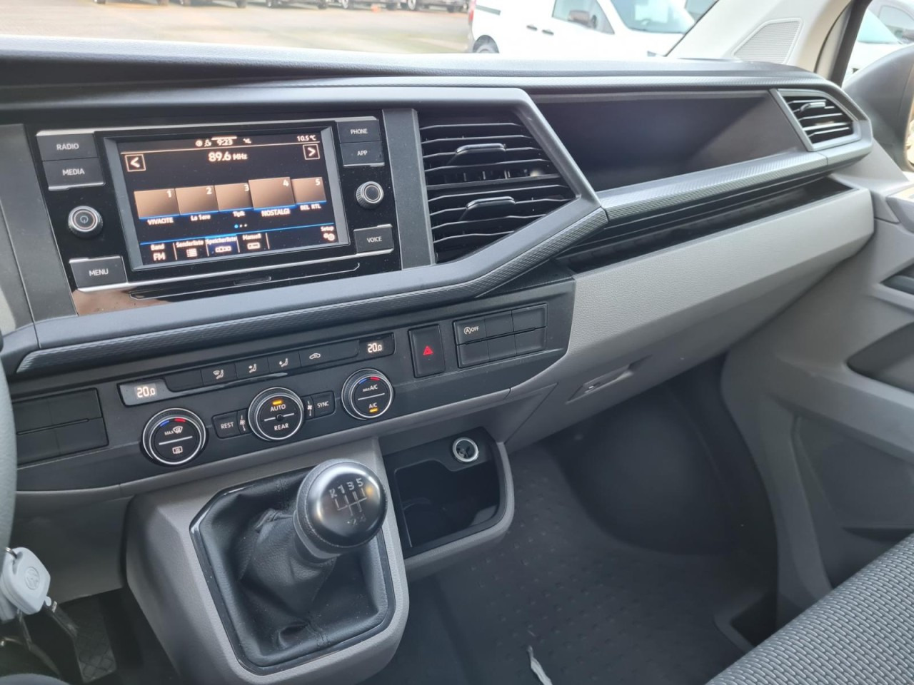 Minibus, Persontransport Volkswagen T6.1 Caravelle TDI lang 9 Sitzer 2 Schiebetüren Trendl.: billede 13