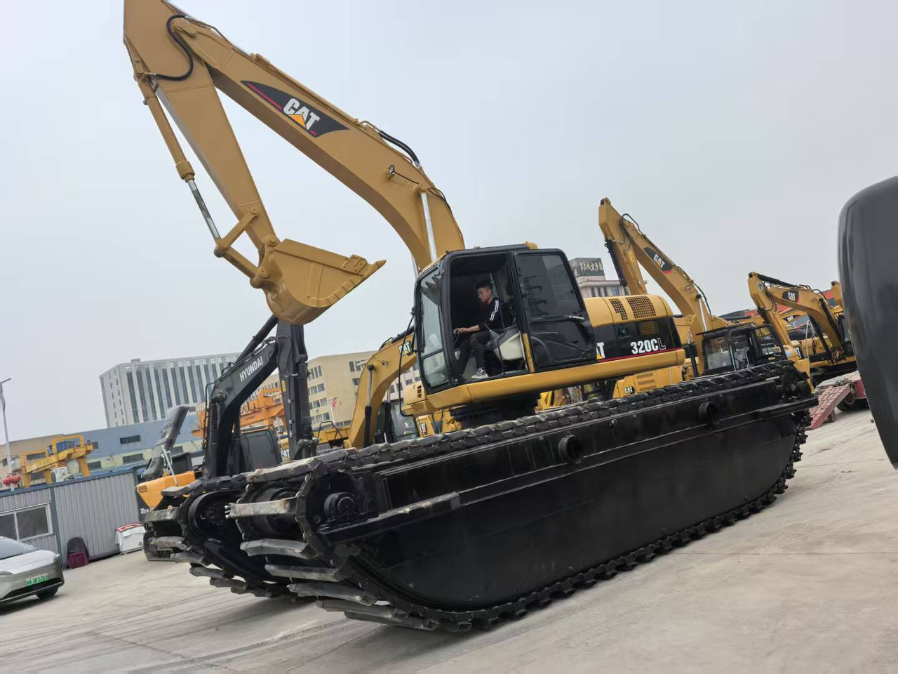 CATERPILLAR 320CL amphibious - Flydende gravemaskine: billede 1 CATERPILLAR 320CL amphibious - Flydende gravemaskine: billede 1