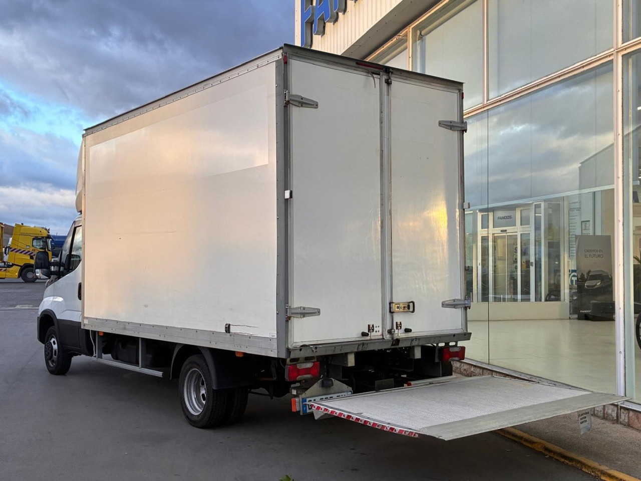 Caja cerrada IVECO 35C14 20m3 con puertas traseras y rampa elevadora - Varebil med kasse: billede 4 Caja cerrada IVECO 35C14 20m3 con puertas traseras y rampa elevadora - Varebil med kasse: billede 4
