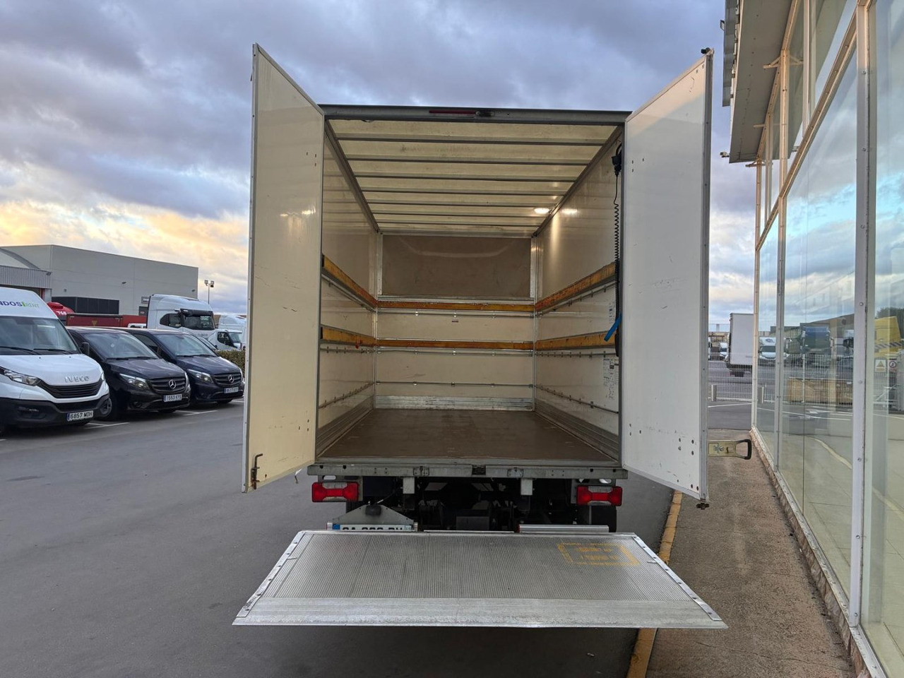 Caja cerrada IVECO 35C14 20m3 con puertas traseras y rampa elevadora - Varebil med kasse: billede 5 Caja cerrada IVECO 35C14 20m3 con puertas traseras y rampa elevadora - Varebil med kasse: billede 5