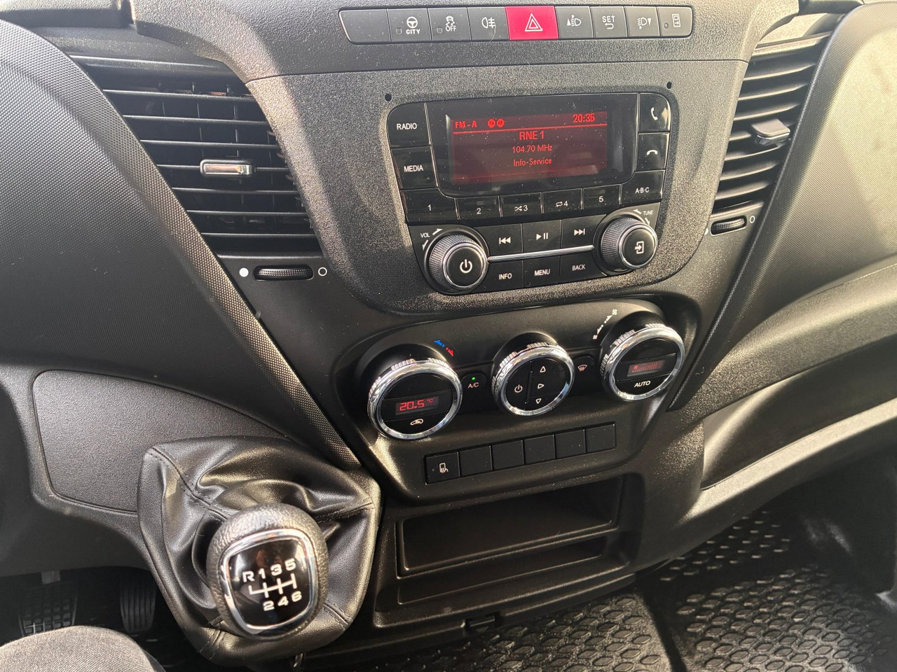 Leje en Caja cerrada IVECO 35C16 3.0 20m3 con puertas traseras Caja cerrada IVECO 35C16 3.0 20m3 con puertas traseras: billede 9 Leje en Caja cerrada IVECO 35C16 3.0 20m3 con puertas traseras Caja cerrada IVECO 35C16 3.0 20m3 con puertas traseras: billede 9