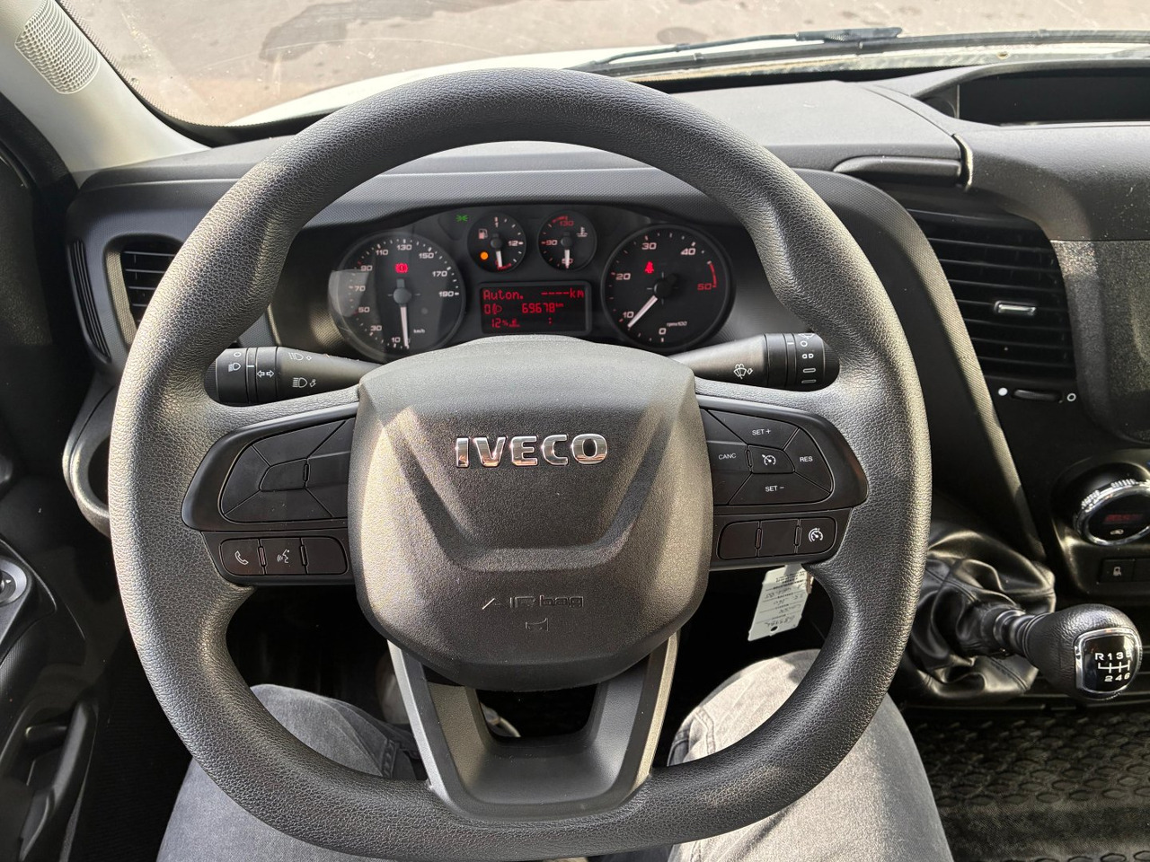 Leje en Caja cerrada IVECO 35C16 3.0 20m3 con puertas traseras Caja cerrada IVECO 35C16 3.0 20m3 con puertas traseras: billede 8 Leje en Caja cerrada IVECO 35C16 3.0 20m3 con puertas traseras Caja cerrada IVECO 35C16 3.0 20m3 con puertas traseras: billede 8