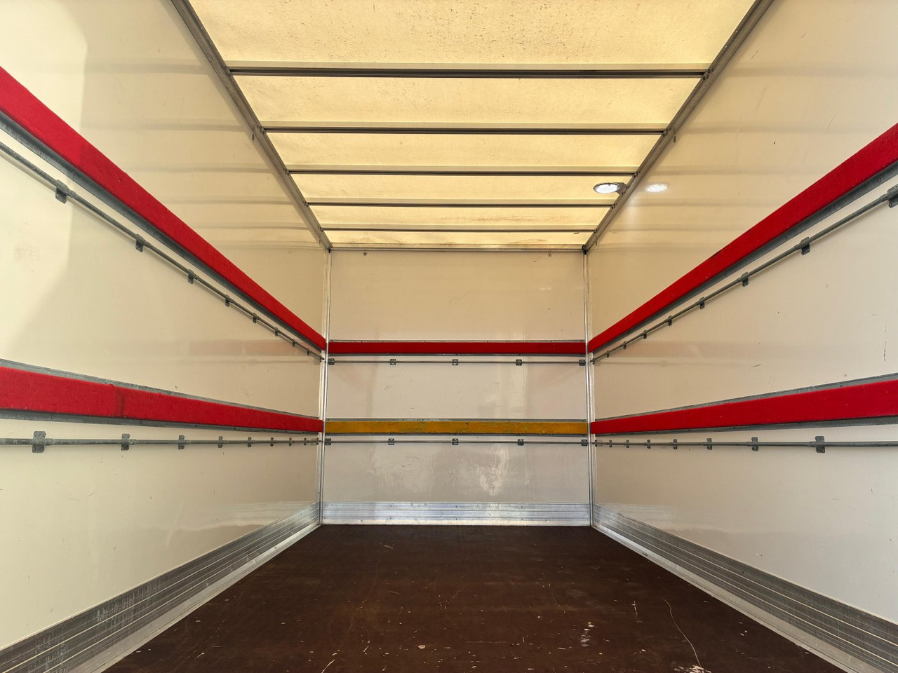 Leje en Caja cerrada IVECO 35C16 3.0 20m3 con puertas traseras Caja cerrada IVECO 35C16 3.0 20m3 con puertas traseras: billede 6 Leje en Caja cerrada IVECO 35C16 3.0 20m3 con puertas traseras Caja cerrada IVECO 35C16 3.0 20m3 con puertas traseras: billede 6