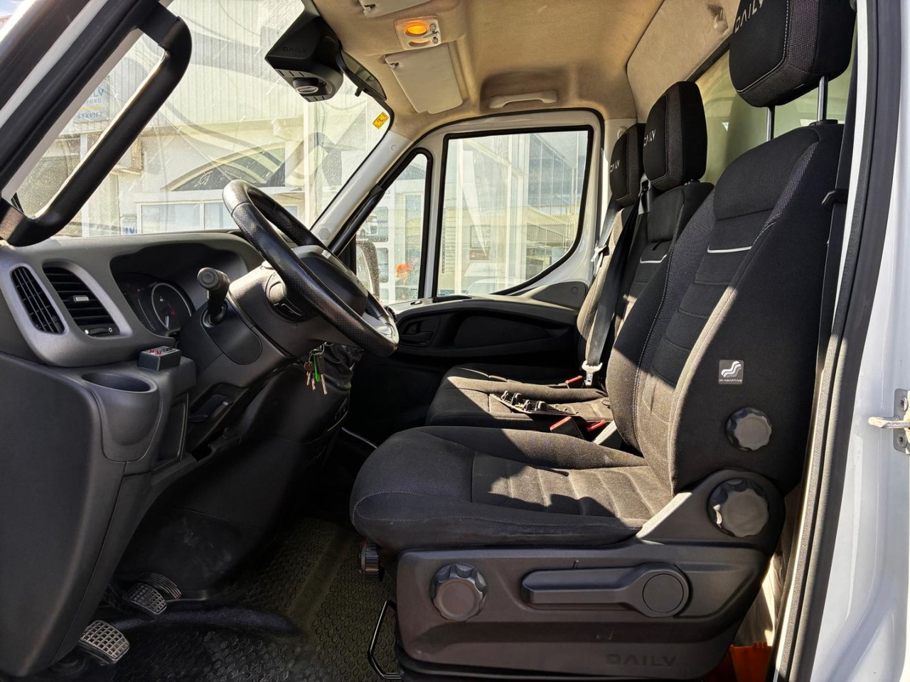 Leje en  Caja cerrada con plataforma elevadora IVECO 35C14 20m3 con puerta lateral Caja cerrada con plataforma elevadora IVECO 35C14 20m3 con puerta lateral: billede 7