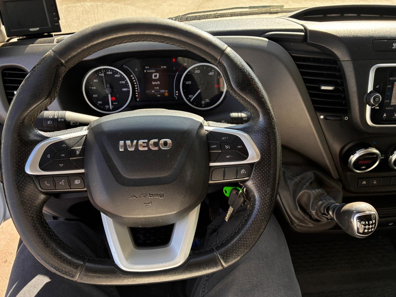 Leje en  Caja cerrada con plataforma elevadora IVECO 35C14 20m3 con puerta lateral Caja cerrada con plataforma elevadora IVECO 35C14 20m3 con puerta lateral: billede 8