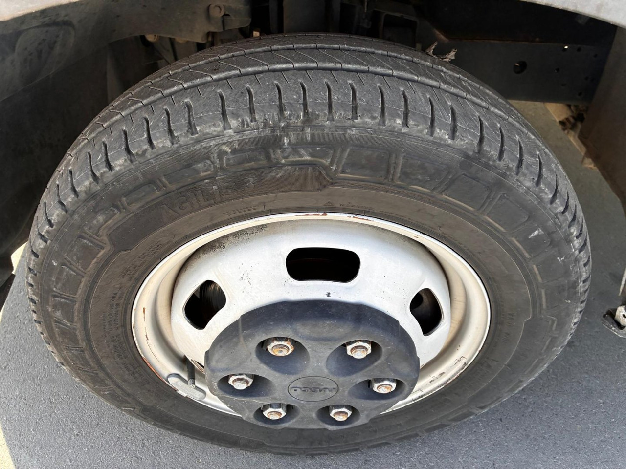 Leje en  Caja cerrada con plataforma elevadora IVECO 35C14 20m3 con puerta lateral Caja cerrada con plataforma elevadora IVECO 35C14 20m3 con puerta lateral: billede 12