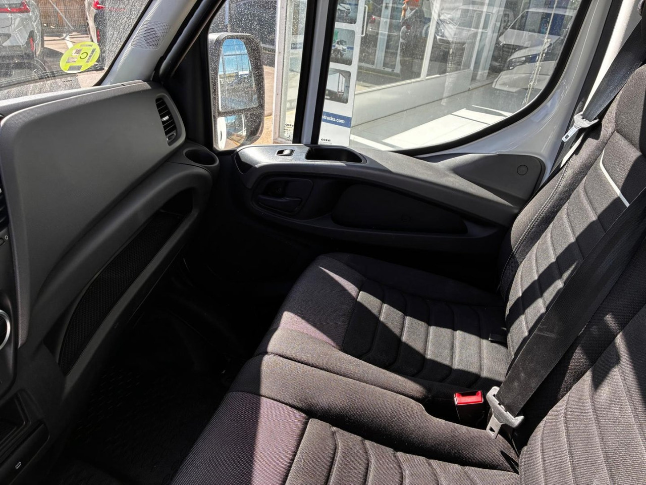 Leje en  Caja cerrada con plataforma elevadora IVECO 35C14 20m3 con puerta lateral Caja cerrada con plataforma elevadora IVECO 35C14 20m3 con puerta lateral: billede 10