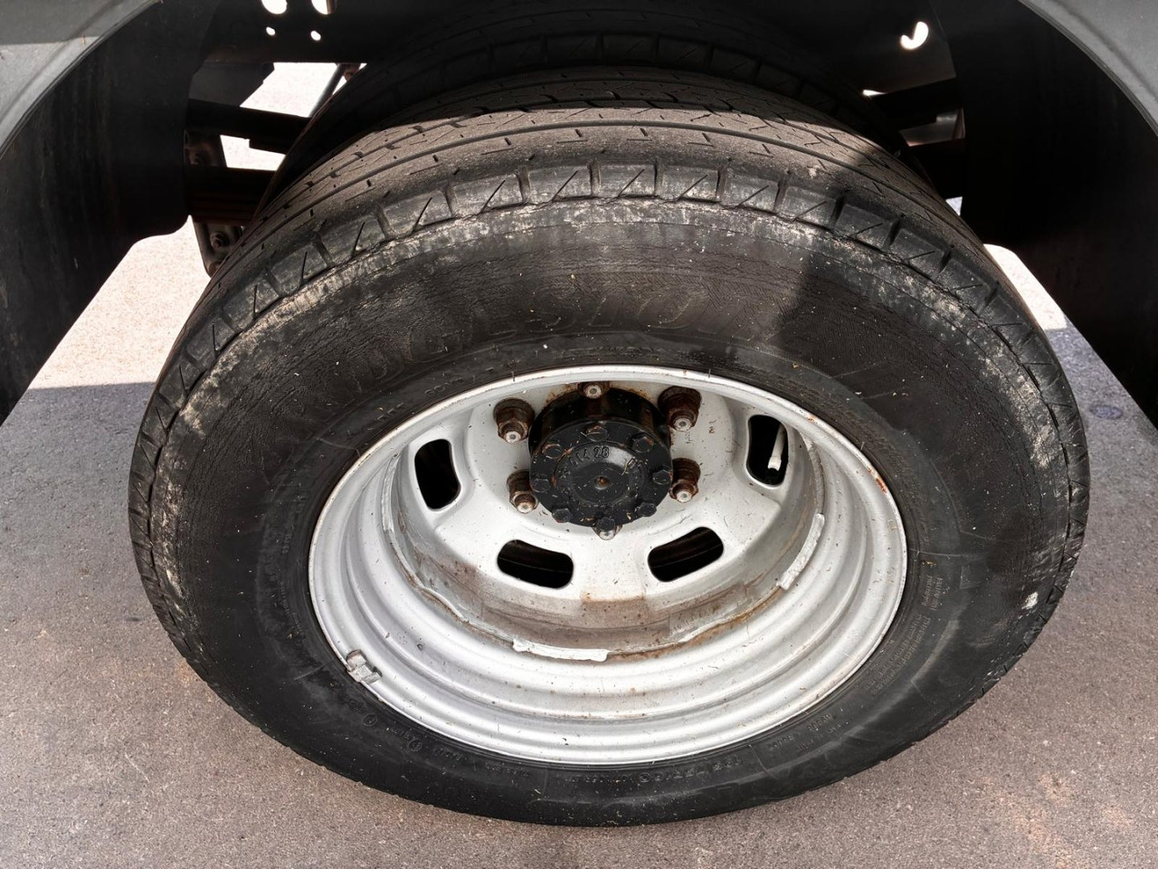 Varebil med kasse Caja cerrada con plataforma elevadora IVECO 35C16 20m3: billede 13