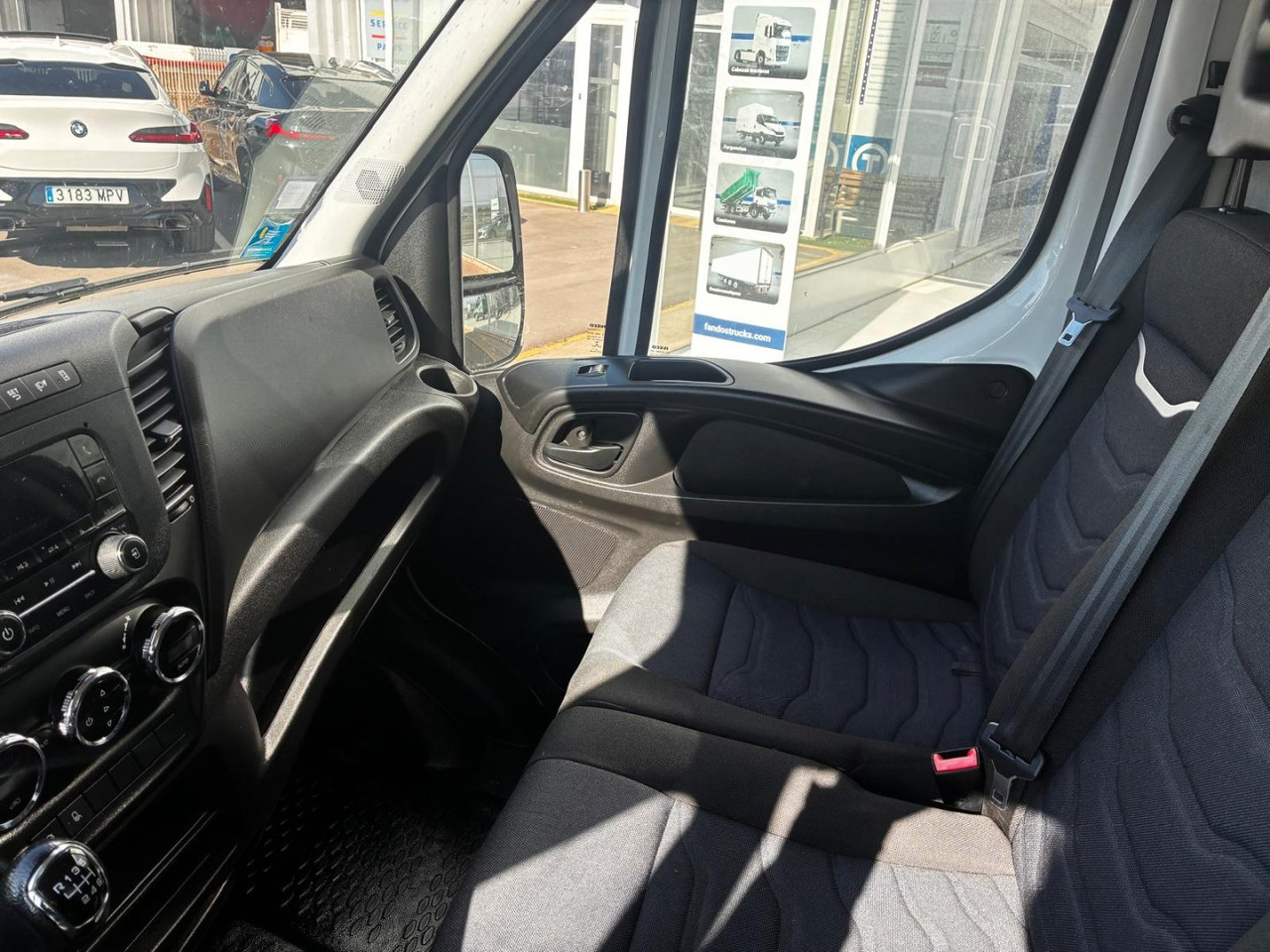 Varebil med kasse Caja cerrada con plataforma elevadora IVECO 35C16 20m3: billede 11
