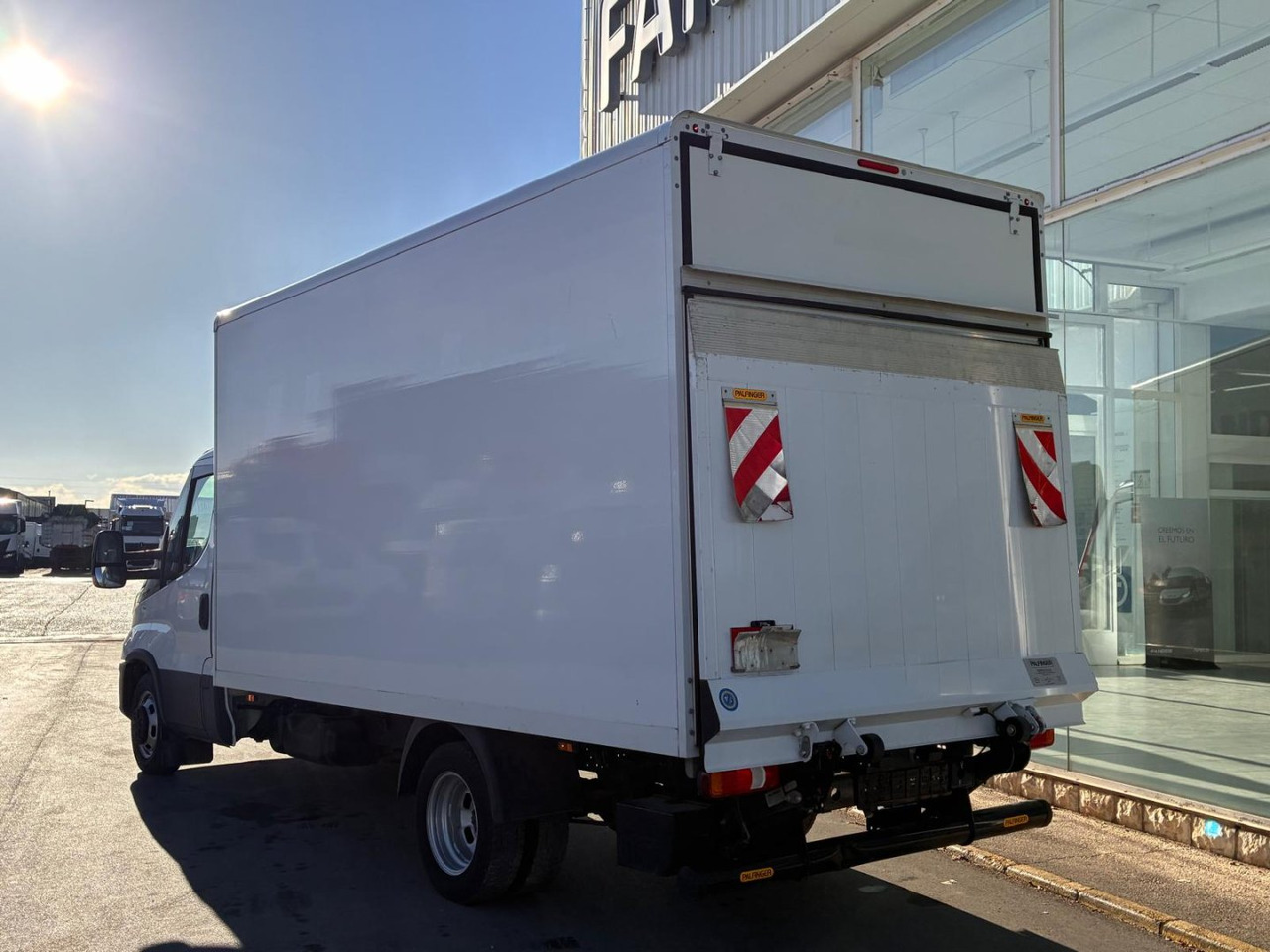 Caja cerrada con plataforma elevadora IVECO 35C16 20m3 - Varebil med kasse: billede 4 Caja cerrada con plataforma elevadora IVECO 35C16 20m3 - Varebil med kasse: billede 4