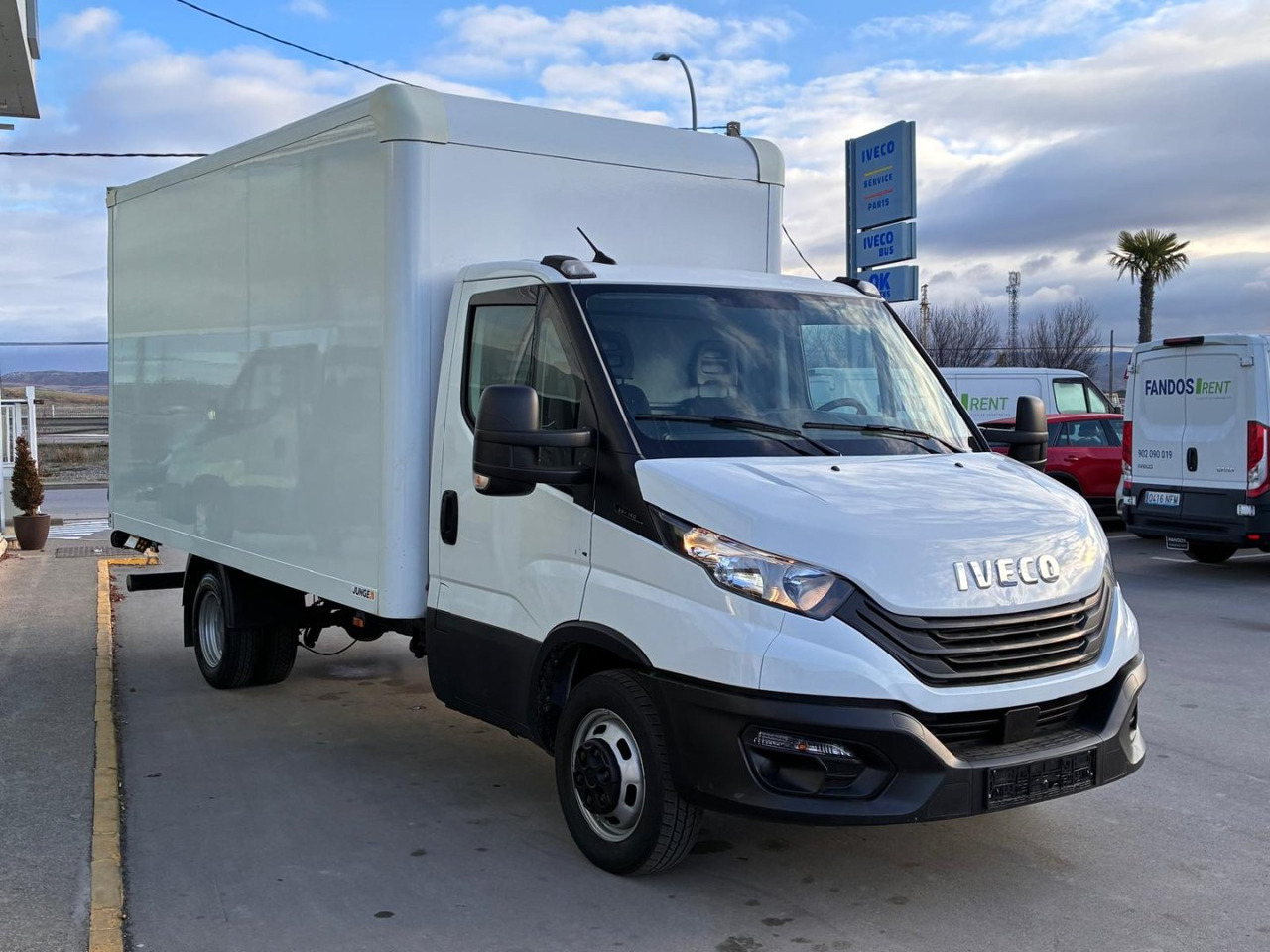 Caja cerrada con plataforma elevadora IVECO 35C16 20m3 - Varebil med kasse: billede 3 Caja cerrada con plataforma elevadora IVECO 35C16 20m3 - Varebil med kasse: billede 3