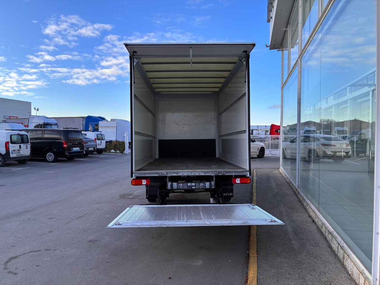 Caja cerrada con plataforma elevadora IVECO 35C16 20m3 - Varebil med kasse: billede 5 Caja cerrada con plataforma elevadora IVECO 35C16 20m3 - Varebil med kasse: billede 5