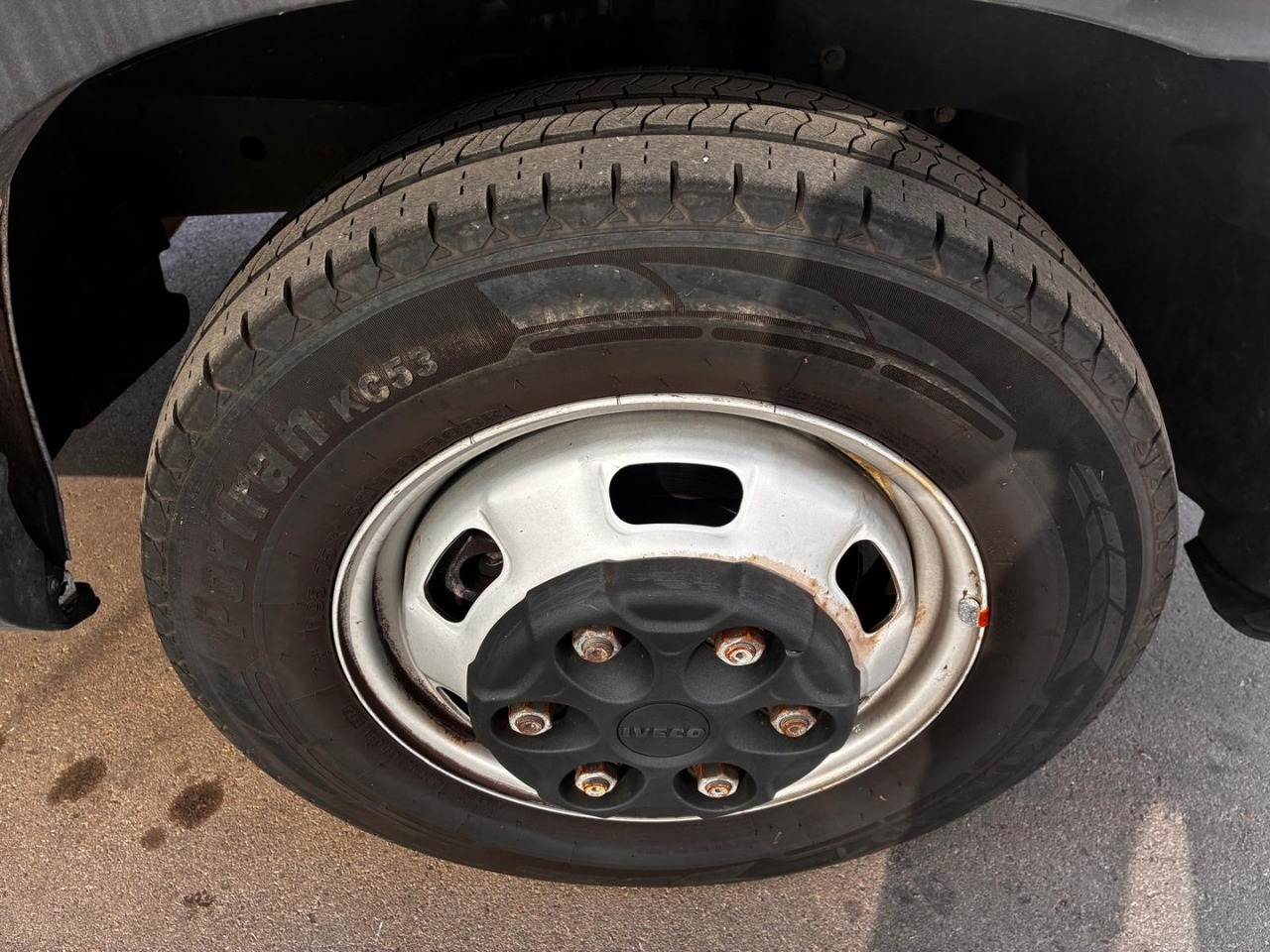 Varebil med kasse Caja cerrada con plataforma elevadora IVECO 35C16 20m3: billede 14