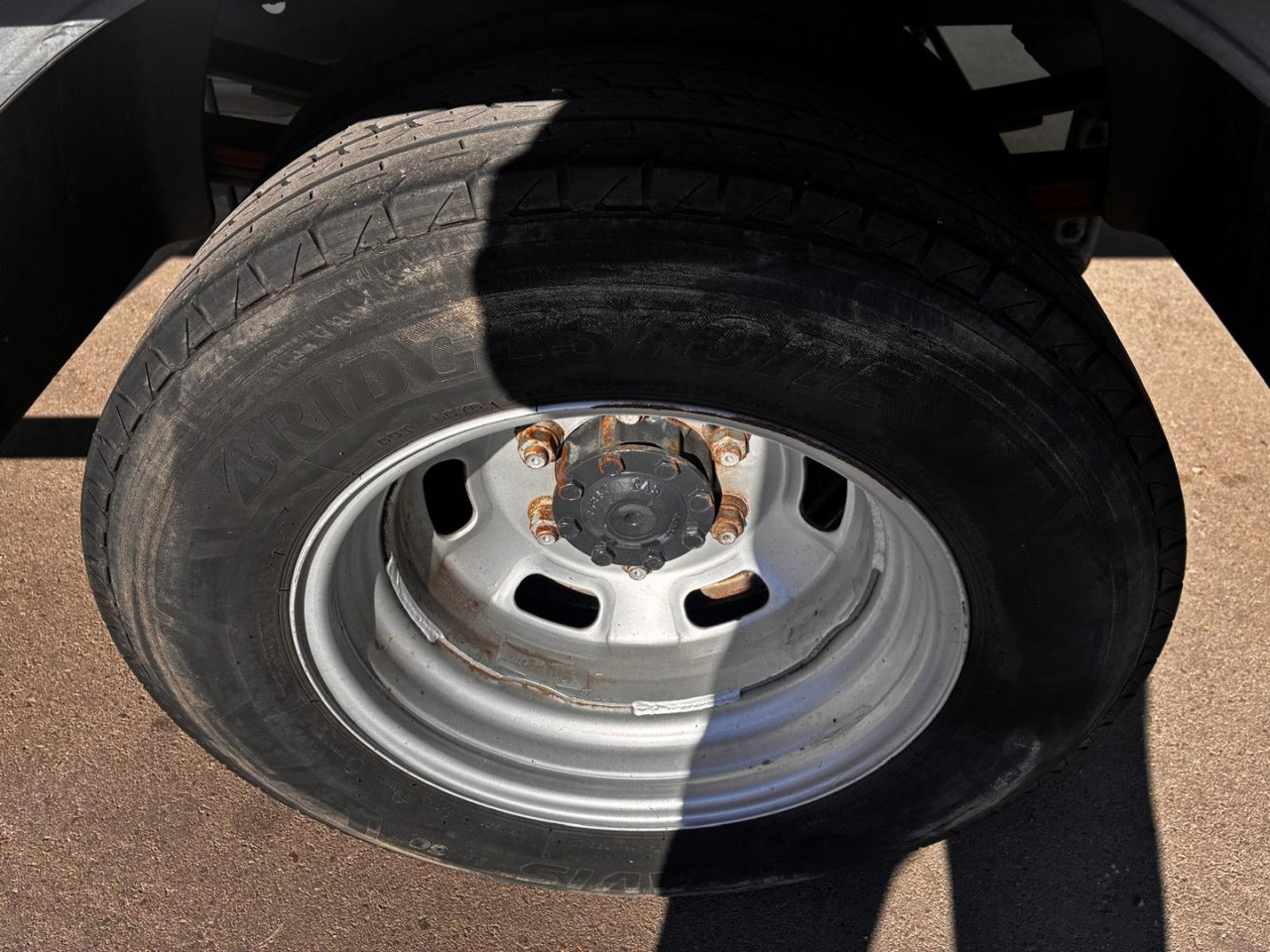 Varebil med kasse Caja cerrada con plataforma elevadora IVECO 35C16 20m3: billede 12