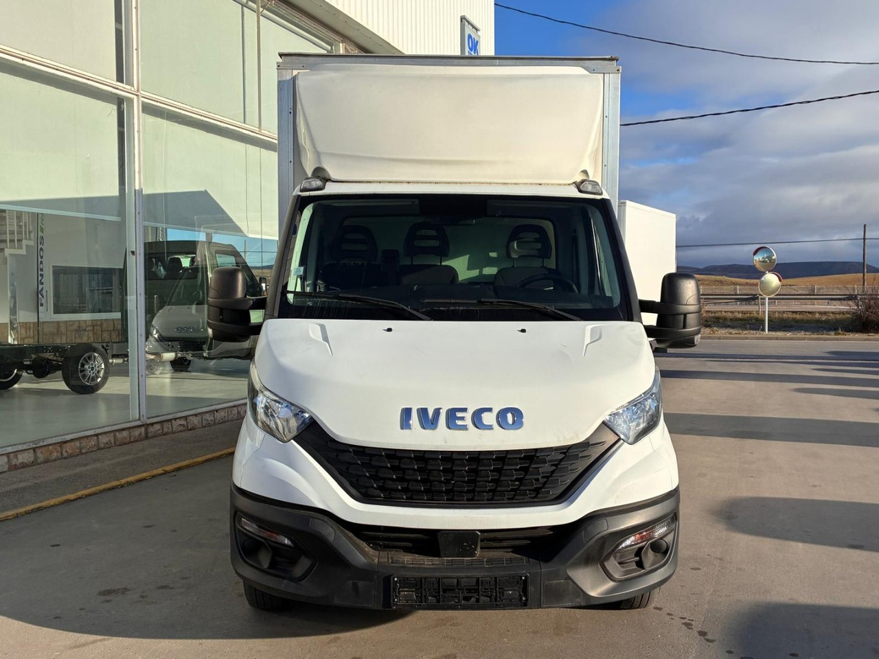 Caja cerrada con plataforma elevadora IVECO 35C16 20m3 - Varebil med kasse: billede 2 Caja cerrada con plataforma elevadora IVECO 35C16 20m3 - Varebil med kasse: billede 2