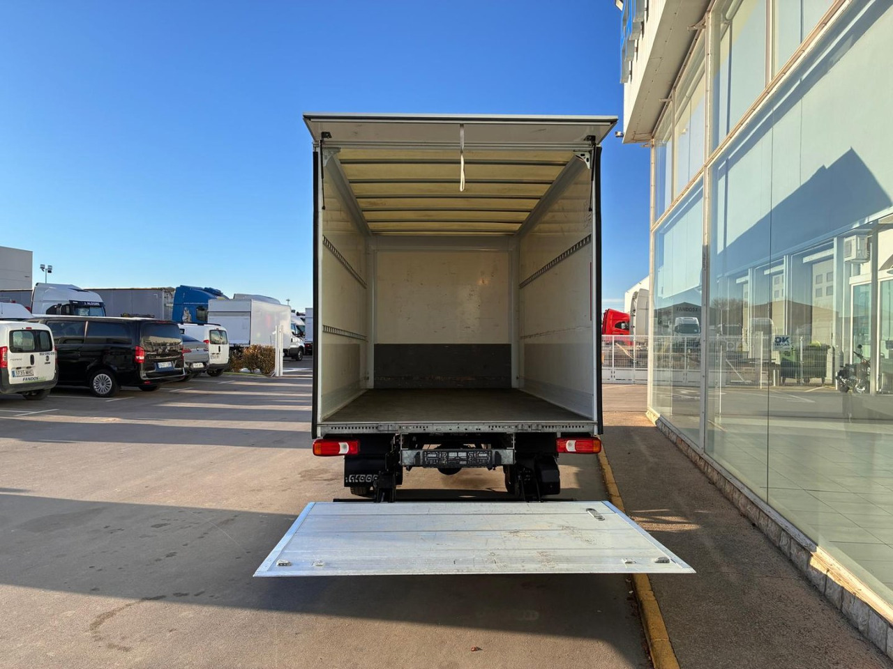 Caja cerrada con plataforma elevadora IVECO 35C16 20m3 - Varebil med kasse: billede 5 Caja cerrada con plataforma elevadora IVECO 35C16 20m3 - Varebil med kasse: billede 5