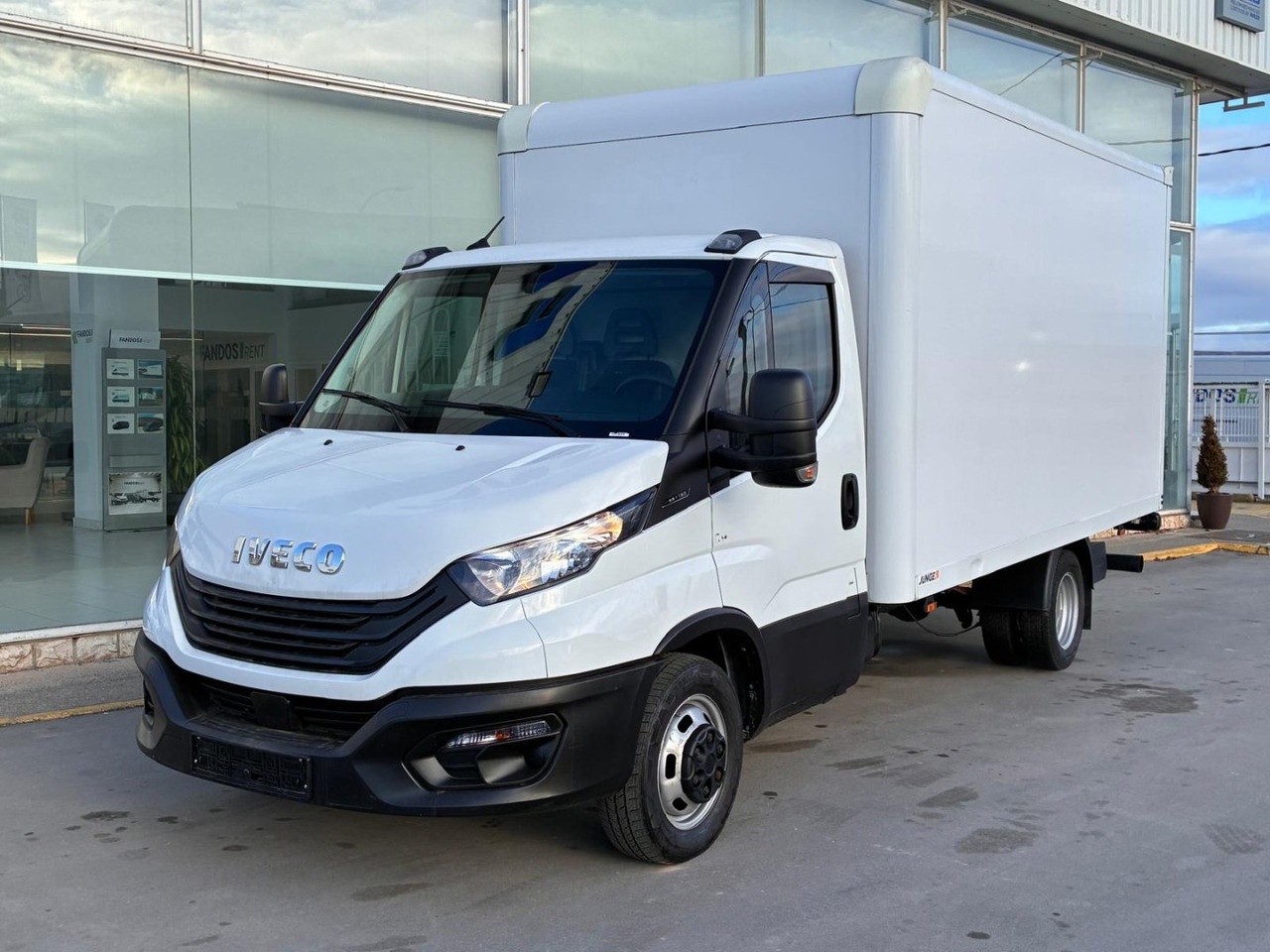 Caja cerrada con plataforma elevadora IVECO 35C16 20m3 - Varebil med kasse: billede 1 Caja cerrada con plataforma elevadora IVECO 35C16 20m3 - Varebil med kasse: billede 1