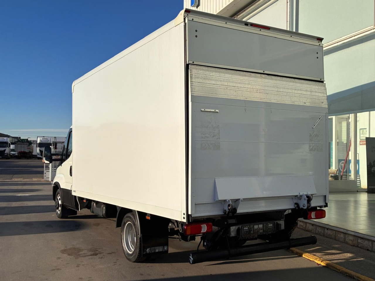 Caja cerrada con plataforma elevadora IVECO 35C16 20m3 - Varebil med kasse: billede 4 Caja cerrada con plataforma elevadora IVECO 35C16 20m3 - Varebil med kasse: billede 4