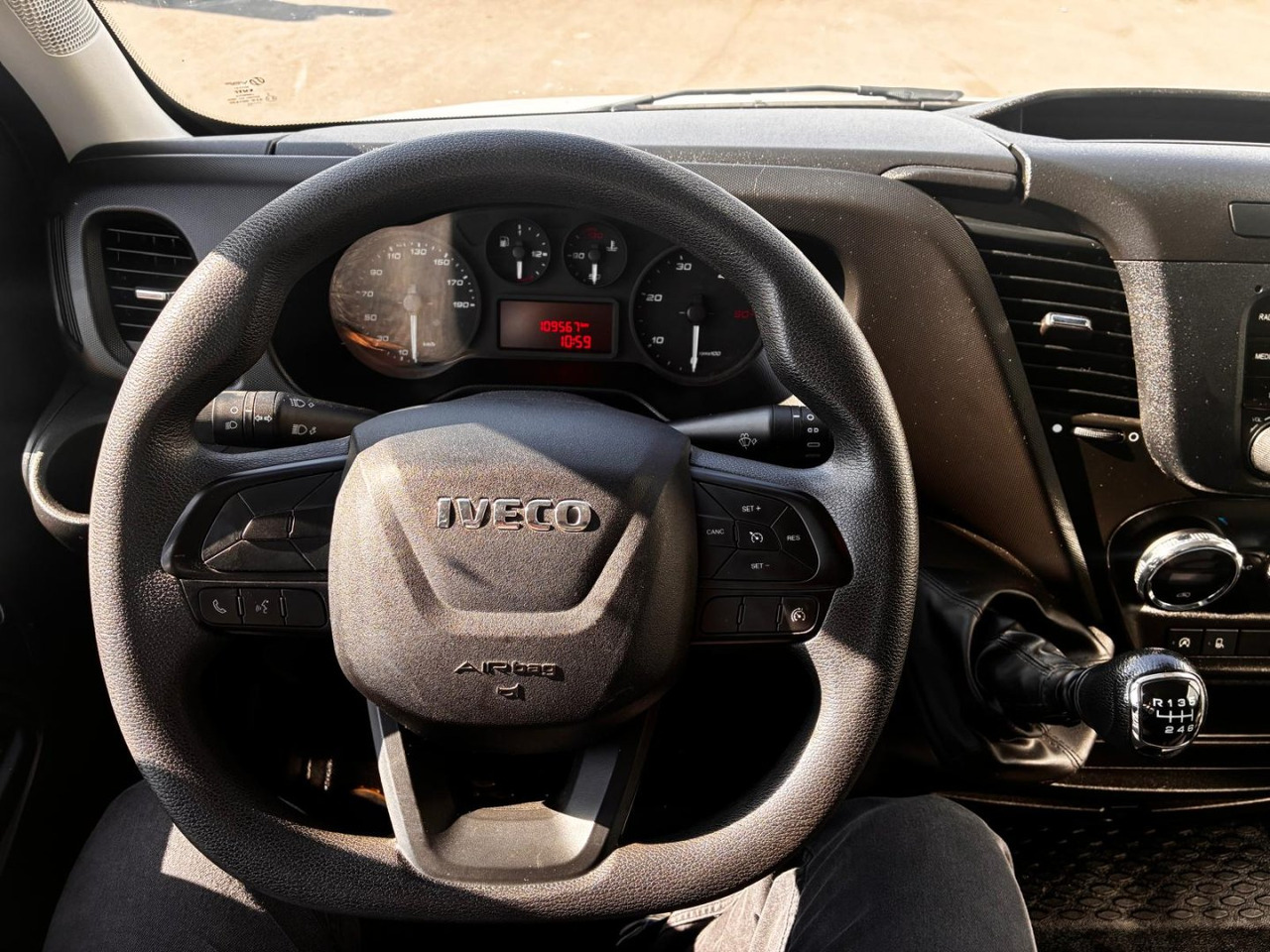 Varebil med kasse Caja cerrada con plataforma elevadora IVECO 35C16 20m3: billede 9