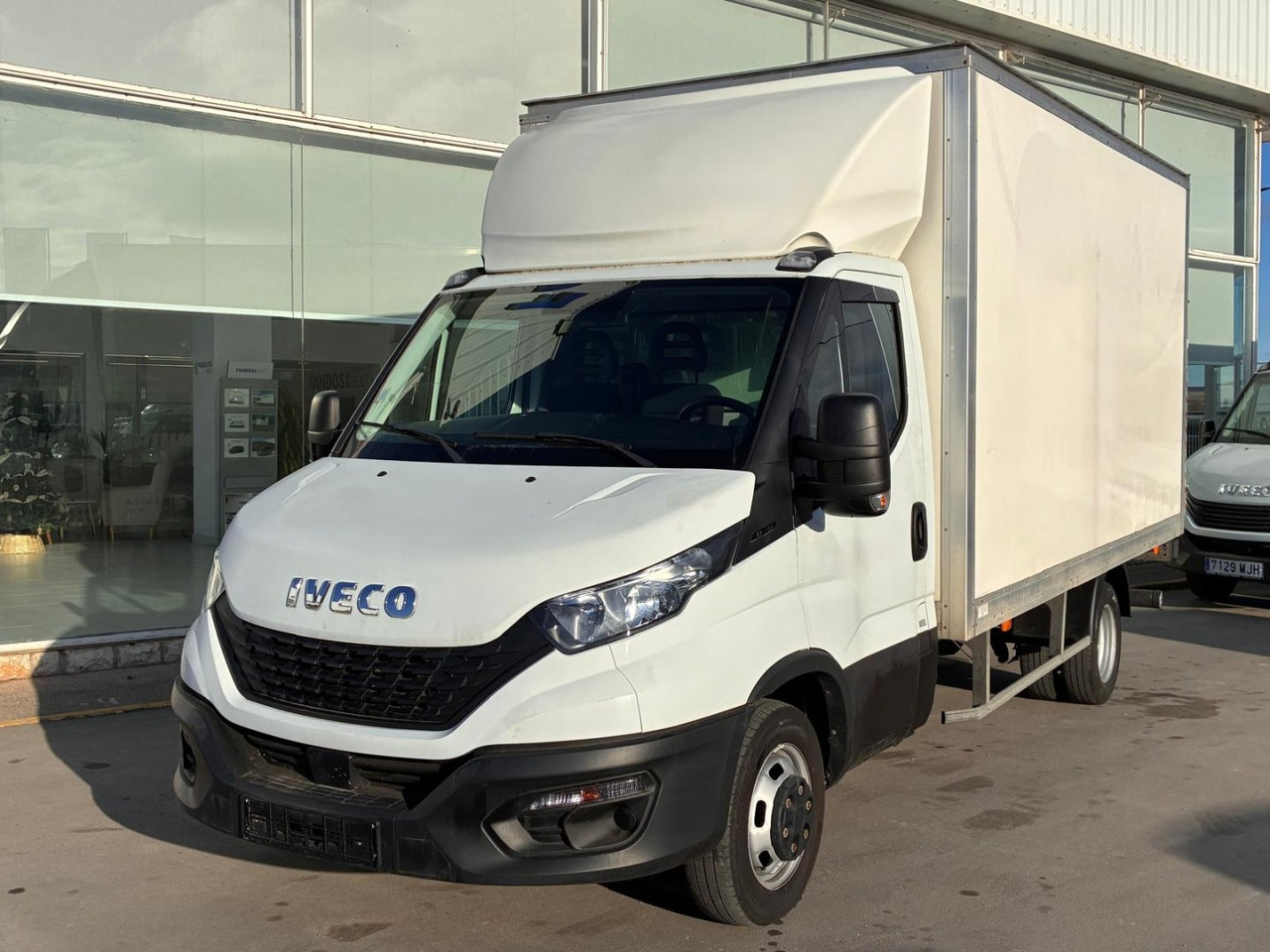 Caja cerrada con plataforma elevadora IVECO 35C16 20m3 - Varebil med kasse: billede 1 Caja cerrada con plataforma elevadora IVECO 35C16 20m3 - Varebil med kasse: billede 1