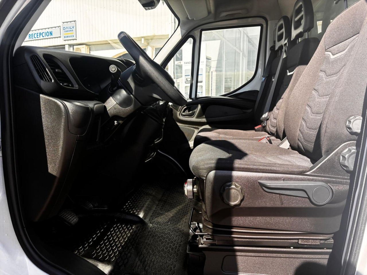 Varebil med kasse Caja cerrada con plataforma elevadora IVECO 35C16 20m3: billede 8