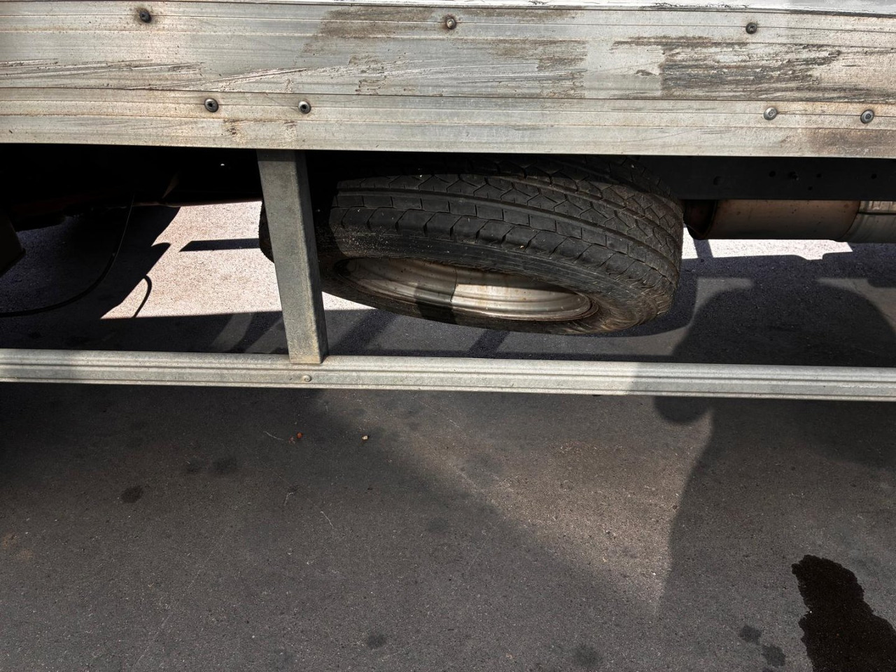 Varebil med kasse Caja cerrada con plataforma elevadora IVECO 35C16 20m3: billede 7
