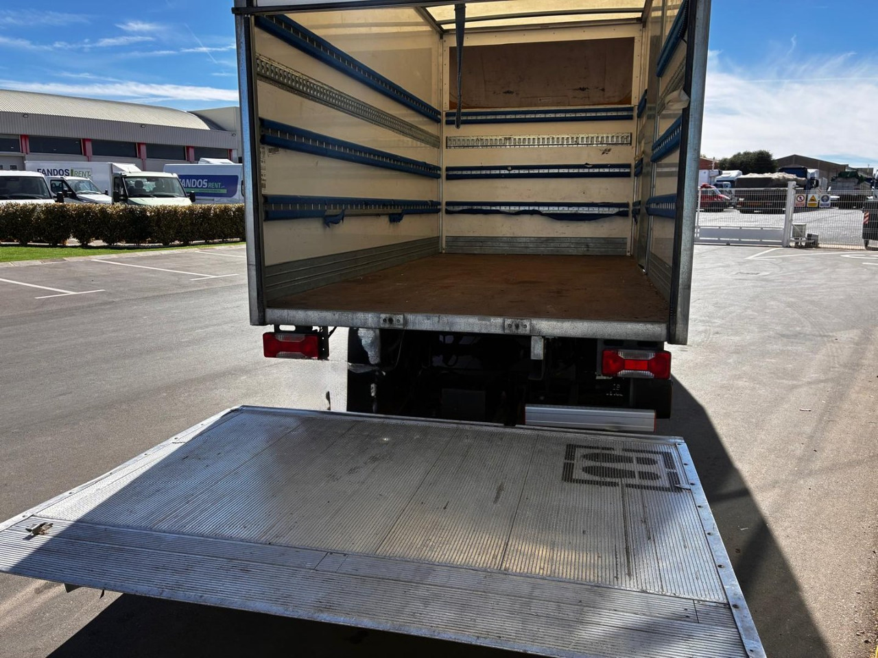 Caja cerrada con plataforma elevadora IVECO 35C16 20m3 con puerta lateral - Varebil med kasse: billede 5 Caja cerrada con plataforma elevadora IVECO 35C16 20m3 con puerta lateral - Varebil med kasse: billede 5