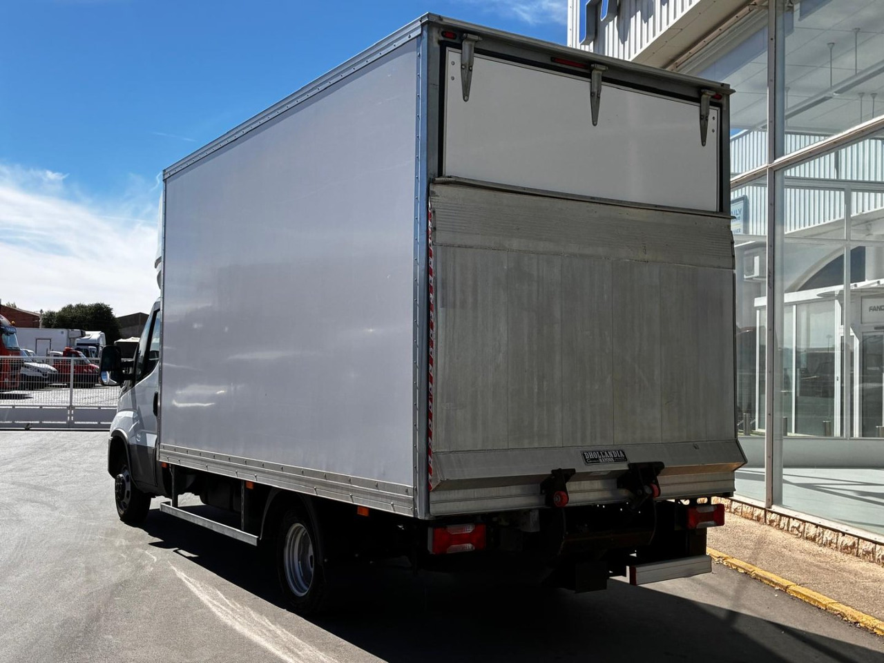 Caja cerrada con plataforma elevadora IVECO 35C16 20m3 con puerta lateral - Varebil med kasse: billede 4 Caja cerrada con plataforma elevadora IVECO 35C16 20m3 con puerta lateral - Varebil med kasse: billede 4