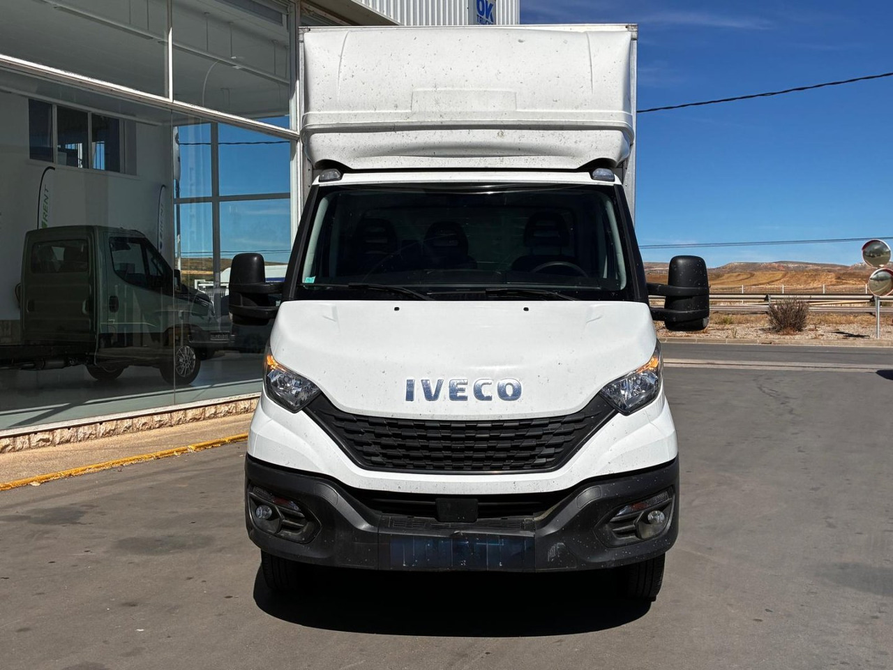 Caja cerrada con plataforma elevadora IVECO 35C16 20m3 con puerta lateral - Varebil med kasse: billede 2 Caja cerrada con plataforma elevadora IVECO 35C16 20m3 con puerta lateral - Varebil med kasse: billede 2