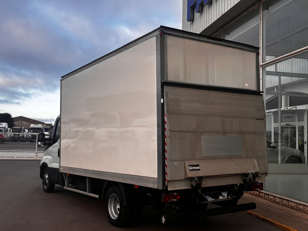 Caja cerrada con plataforma elevadora IVECO 35C16 3.0 20m3 - Varebil med kasse: billede 4 Caja cerrada con plataforma elevadora IVECO 35C16 3.0 20m3 - Varebil med kasse: billede 4