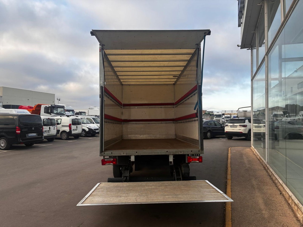 Caja cerrada con plataforma elevadora IVECO 35C16 3.0 20m3 - Varebil med kasse: billede 5 Caja cerrada con plataforma elevadora IVECO 35C16 3.0 20m3 - Varebil med kasse: billede 5