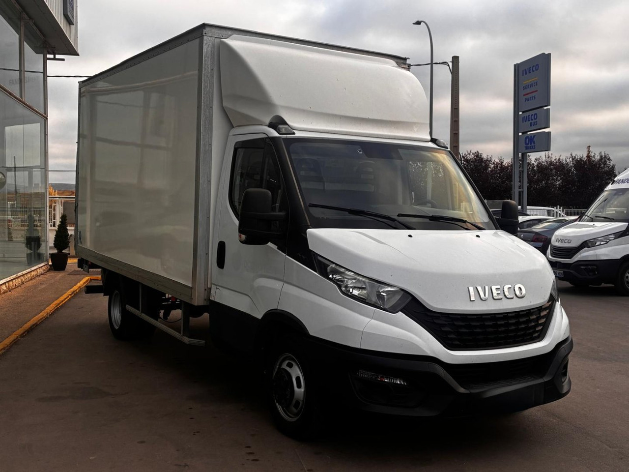 Caja cerrada con plataforma elevadora IVECO 35C16 3.0 20m3 - Varebil med kasse: billede 3 Caja cerrada con plataforma elevadora IVECO 35C16 3.0 20m3 - Varebil med kasse: billede 3