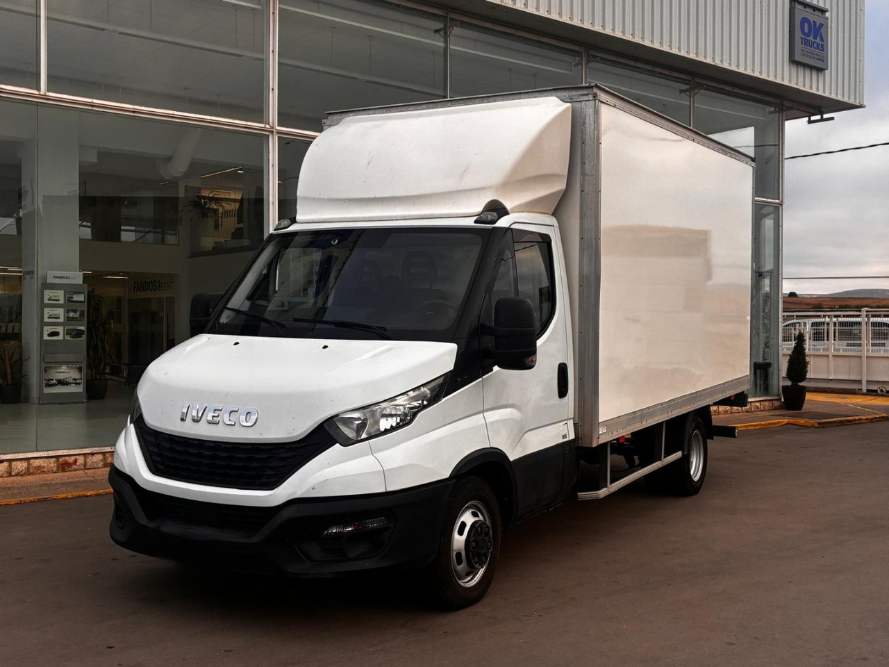 Caja cerrada con plataforma elevadora IVECO 35C16 3.0 20m3 - Varebil med kasse: billede 1 Caja cerrada con plataforma elevadora IVECO 35C16 3.0 20m3 - Varebil med kasse: billede 1