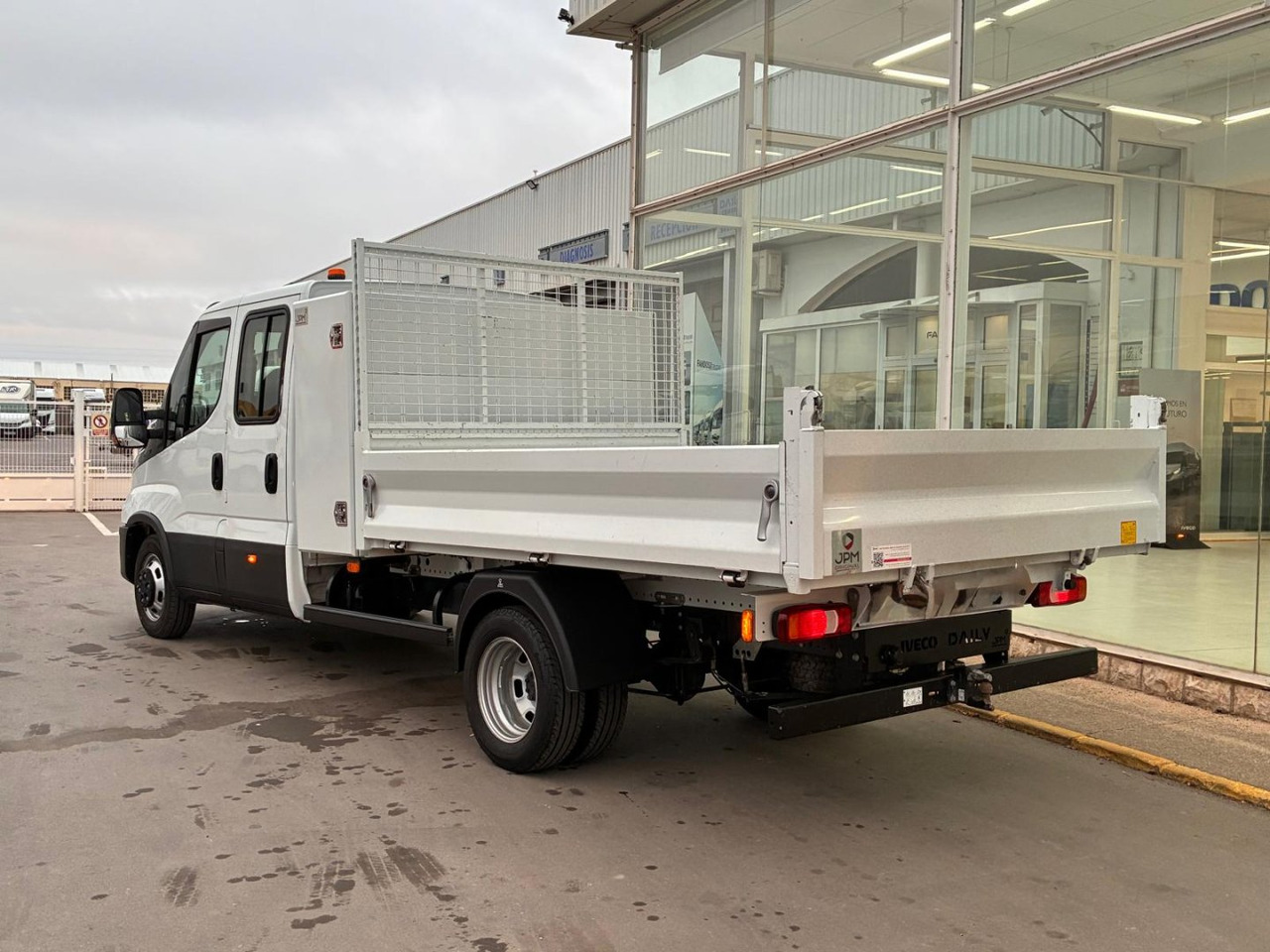 Volquete/Dumper IVECO 35C14 CAJA BASCULANTE DOBLE CABINA - Ladbil med tip, Mandskabsbil: billede 4 Volquete/Dumper IVECO 35C14 CAJA BASCULANTE DOBLE CABINA - Ladbil med tip, Mandskabsbil: billede 4