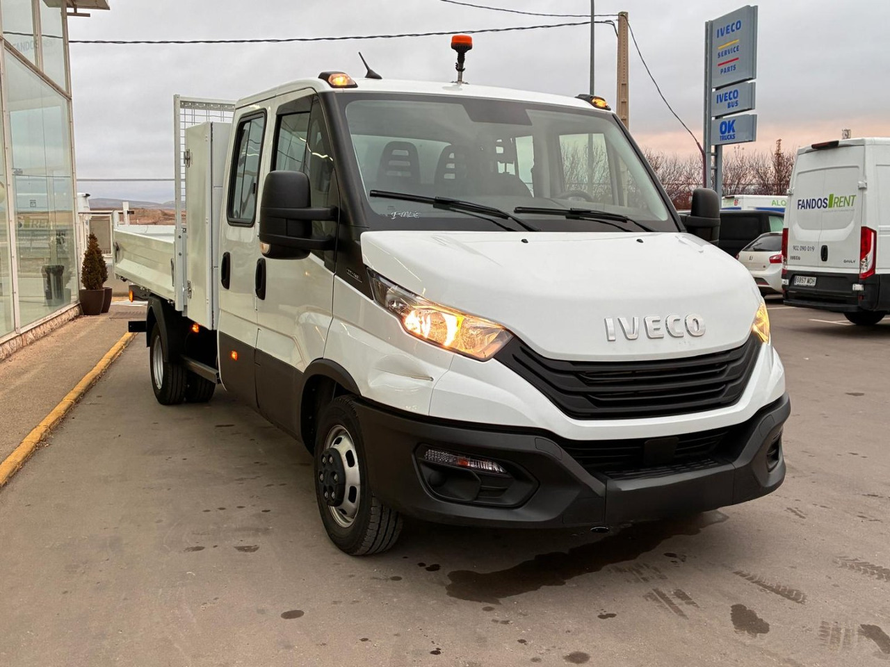 Volquete/Dumper IVECO 35C14 CAJA BASCULANTE DOBLE CABINA - Ladbil med tip, Mandskabsbil: billede 3 Volquete/Dumper IVECO 35C14 CAJA BASCULANTE DOBLE CABINA - Ladbil med tip, Mandskabsbil: billede 3