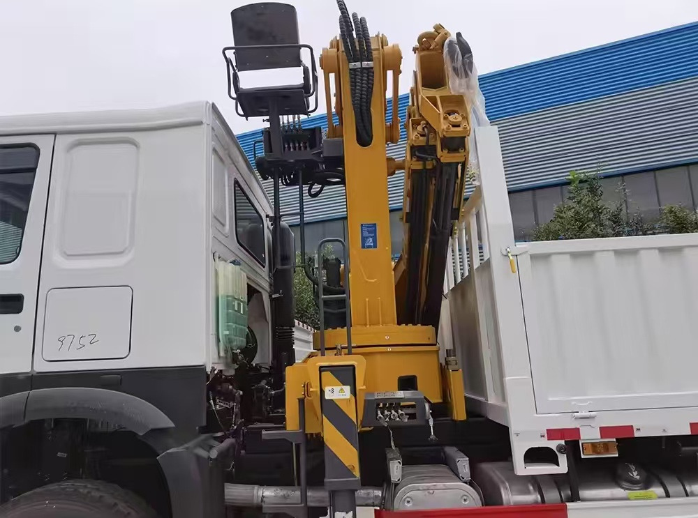 SINOTRUK HOWO 8 TON Knuckle Boom Crane TRUCK MOUNTED CRANE - Lastbil med kran: billede 3 SINOTRUK HOWO 8 TON Knuckle Boom Crane TRUCK MOUNTED CRANE - Lastbil med kran: billede 3