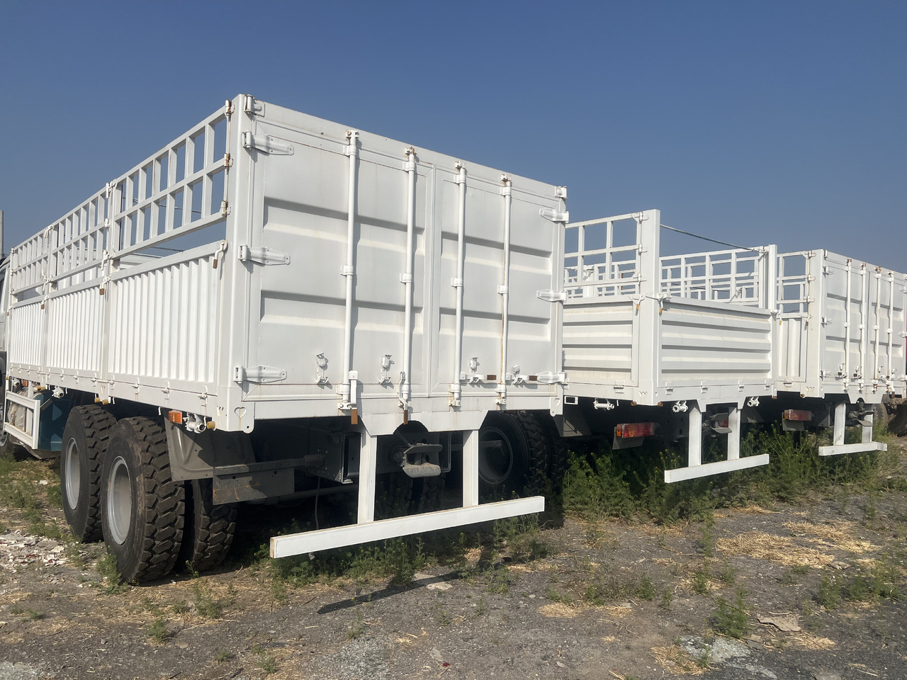 SINOTRUK HOWO DUMP TRUCK LIVESTOCK TRUCK WITH FENCE 371 380 400 420 460 HP - Veetransport lastbil: billede 1 SINOTRUK HOWO DUMP TRUCK LIVESTOCK TRUCK WITH FENCE 371 380 400 420 460 HP - Veetransport lastbil: billede 1