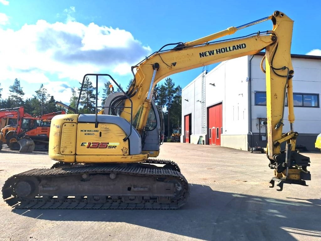 New Holland MYYTY! SOLD! E135SRLC PYÖRITTÄJÄLLÄ - Bæltegravemaskine: billede 3 New Holland MYYTY! SOLD! E135SRLC PYÖRITTÄJÄLLÄ - Bæltegravemaskine: billede 3