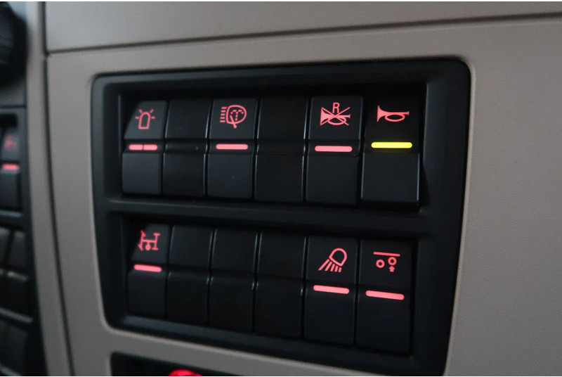 Trækker MAN TGX TGX 33.640 6X4 /RETARDER/ HYDRAULIK/ ALCOA'S/ LED/ ETC!: billede 17 Trækker MAN TGX TGX 33.640 6X4 /RETARDER/ HYDRAULIK/ ALCOA'S/ LED/ ETC!: billede 17