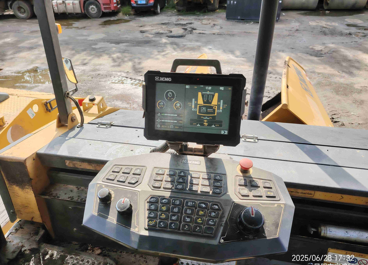 XCMG RP905HDIV used hydraulic mobile asphalt paver - Asfaltudlægger: billede 4 XCMG RP905HDIV used hydraulic mobile asphalt paver - Asfaltudlægger: billede 4