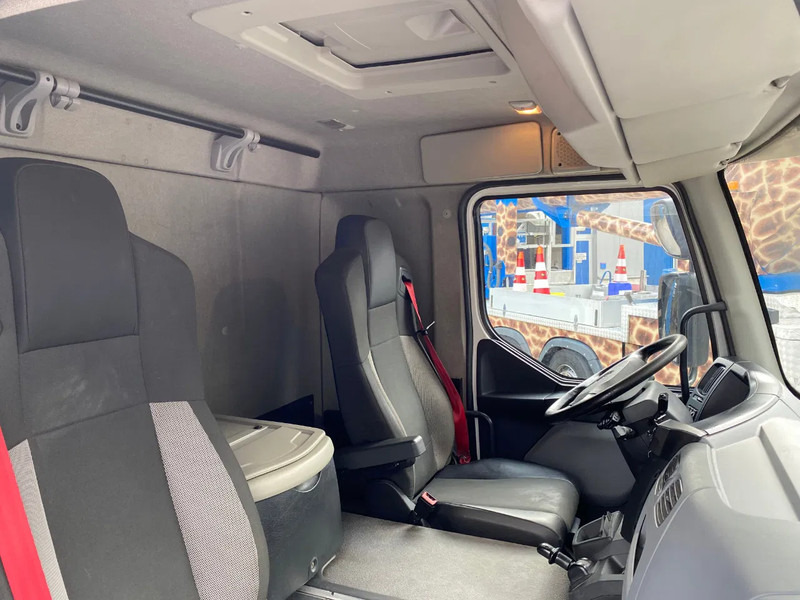 Interior photo 3: Lastbil varevogn Renault D16.280 / Closed Box / Automatic / Euro 6 Interior photo 3: Lastbil varevogn Renault D16.280 / Closed Box / Automatic / Euro 6