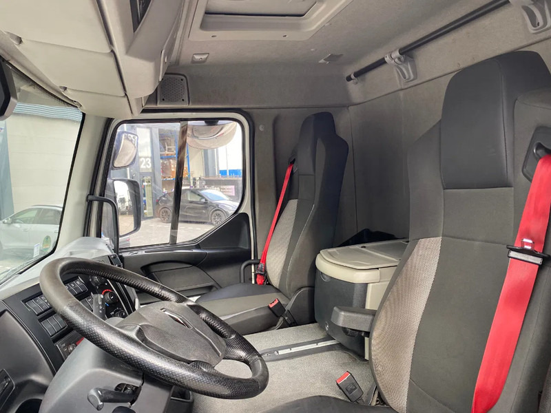 Interior photo 1: Lastbil varevogn Renault D16.280 / Closed Box / Automatic / Euro 6 Interior photo 1: Lastbil varevogn Renault D16.280 / Closed Box / Automatic / Euro 6