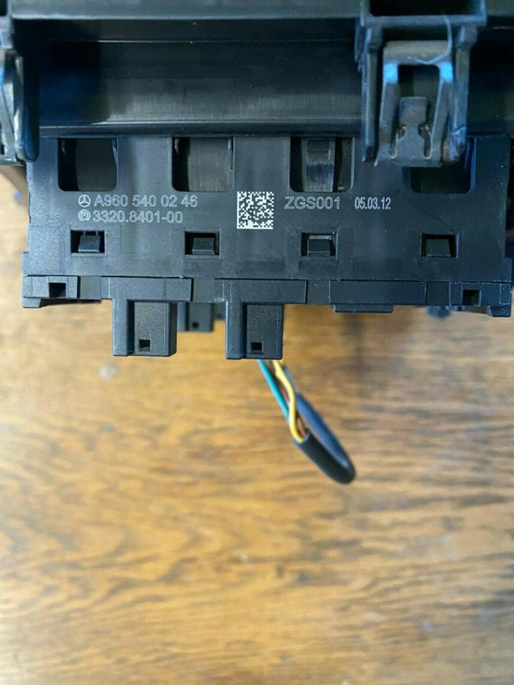 Mercedes Actros MP4 Bedienungspanel A 960 540 02 46 - Førerhus og interiør for Lastbil: billede 4 Mercedes Actros MP4 Bedienungspanel A 960 540 02 46 - Førerhus og interiør for Lastbil: billede 4