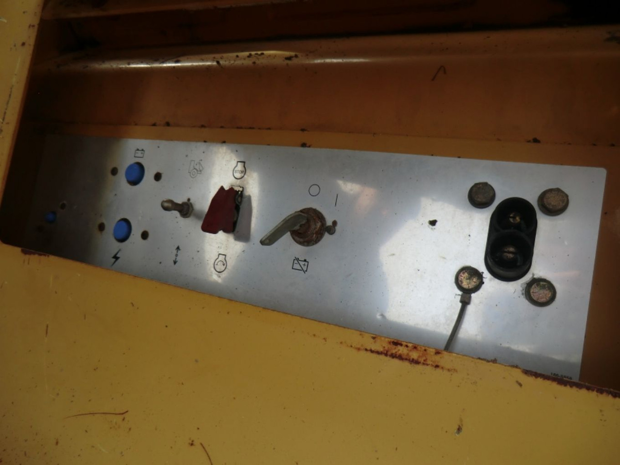 Caterpillar 735 Serbatotio olio idraulico, completo di porta batterie, quadro elettrico. - Hydraulisk tank for Entreprenørmaskin: billede 1 Caterpillar 735 Serbatotio olio idraulico, completo di porta batterie, quadro elettrico. - Hydraulisk tank for Entreprenørmaskin: billede 1