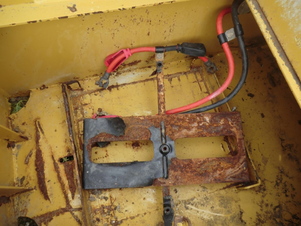 Caterpillar 735 Serbatotio olio idraulico, completo di porta batterie, quadro elettrico. - Hydraulisk tank for Entreprenørmaskin: billede 5 Caterpillar 735 Serbatotio olio idraulico, completo di porta batterie, quadro elettrico. - Hydraulisk tank for Entreprenørmaskin: billede 5