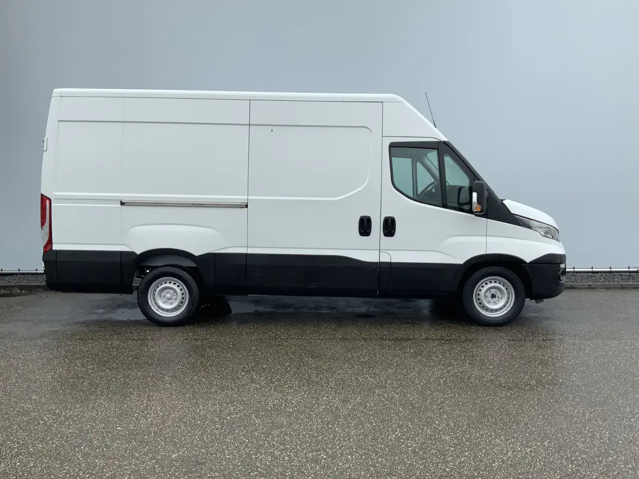 Iveco Daily 35S13V 2.3 352 H2 L3 Airco 3 Zits Opstap Euro 5 - Varevogn: billede 3 Iveco Daily 35S13V 2.3 352 H2 L3 Airco 3 Zits Opstap Euro 5 - Varevogn: billede 3