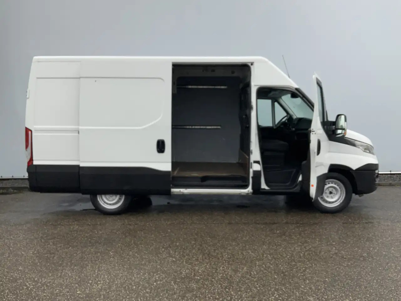 Iveco Daily 35S13V 2.3 352 H2 L3 Airco 3 Zits Opstap Euro 5 - Varevogn: billede 4 Iveco Daily 35S13V 2.3 352 H2 L3 Airco 3 Zits Opstap Euro 5 - Varevogn: billede 4