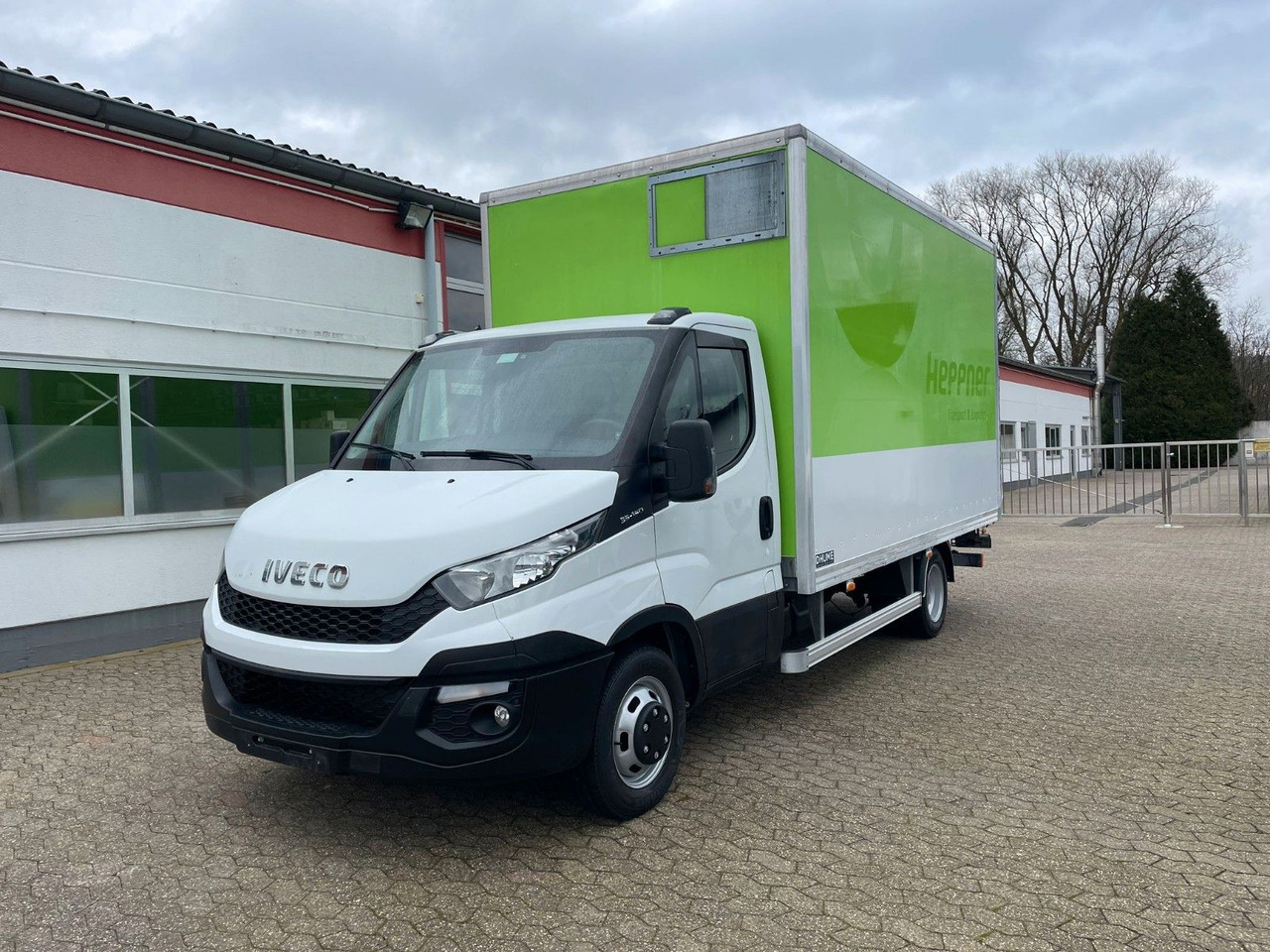 Iveco Daily 35C15 Koffer 4.2m Ladebordwand - Varebil med kasse: billede 1 Iveco Daily 35C15 Koffer 4.2m Ladebordwand - Varebil med kasse: billede 1