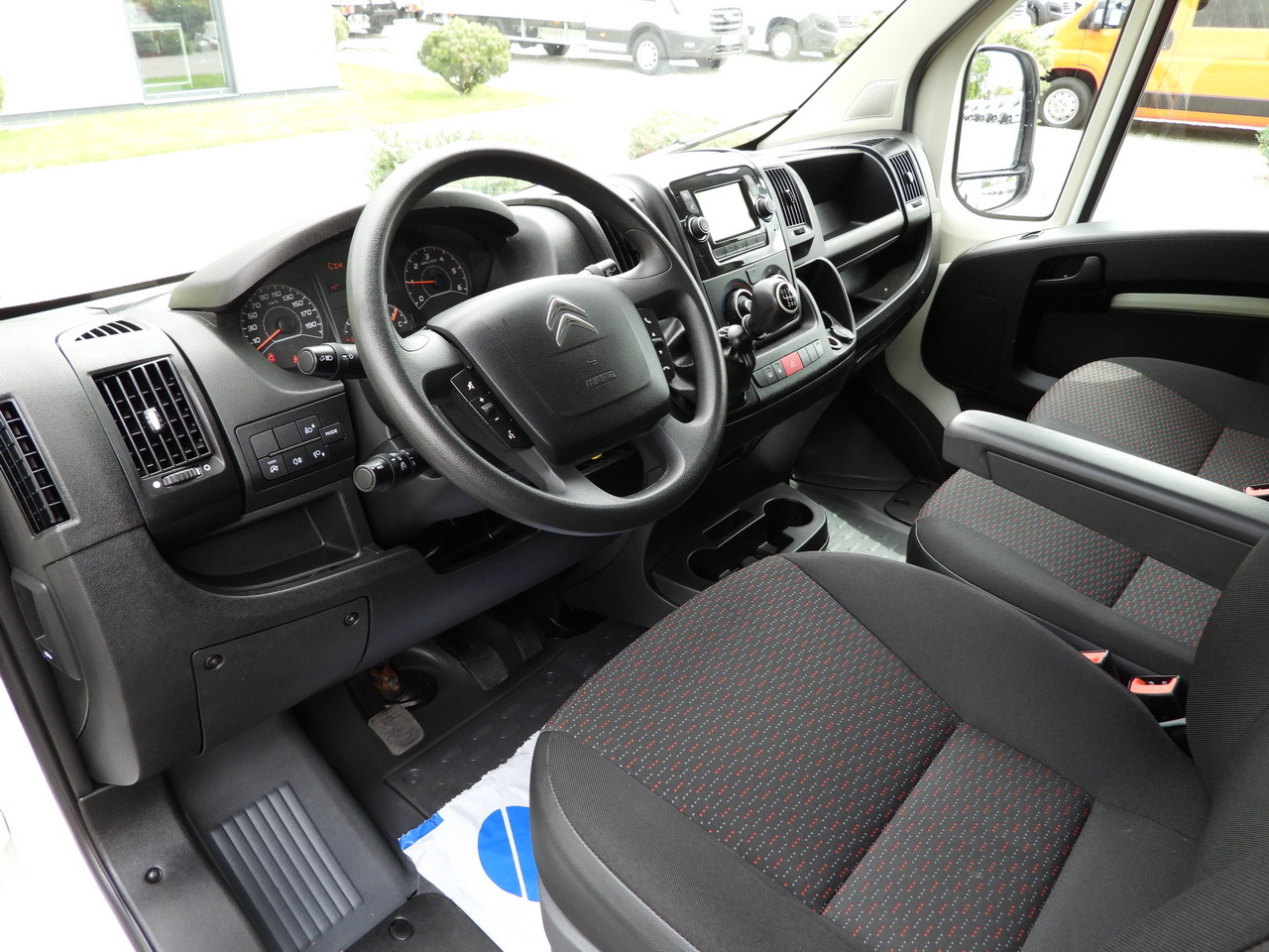 CITROEN JUMPER BOX LIFT 8 PALLETS CRUISE CONTROL NAVIGATION AIR CONDITIONING 165HP - Varebil med kasse: billede 2 CITROEN JUMPER BOX LIFT 8 PALLETS CRUISE CONTROL NAVIGATION AIR CONDITIONING 165HP - Varebil med kasse: billede 2