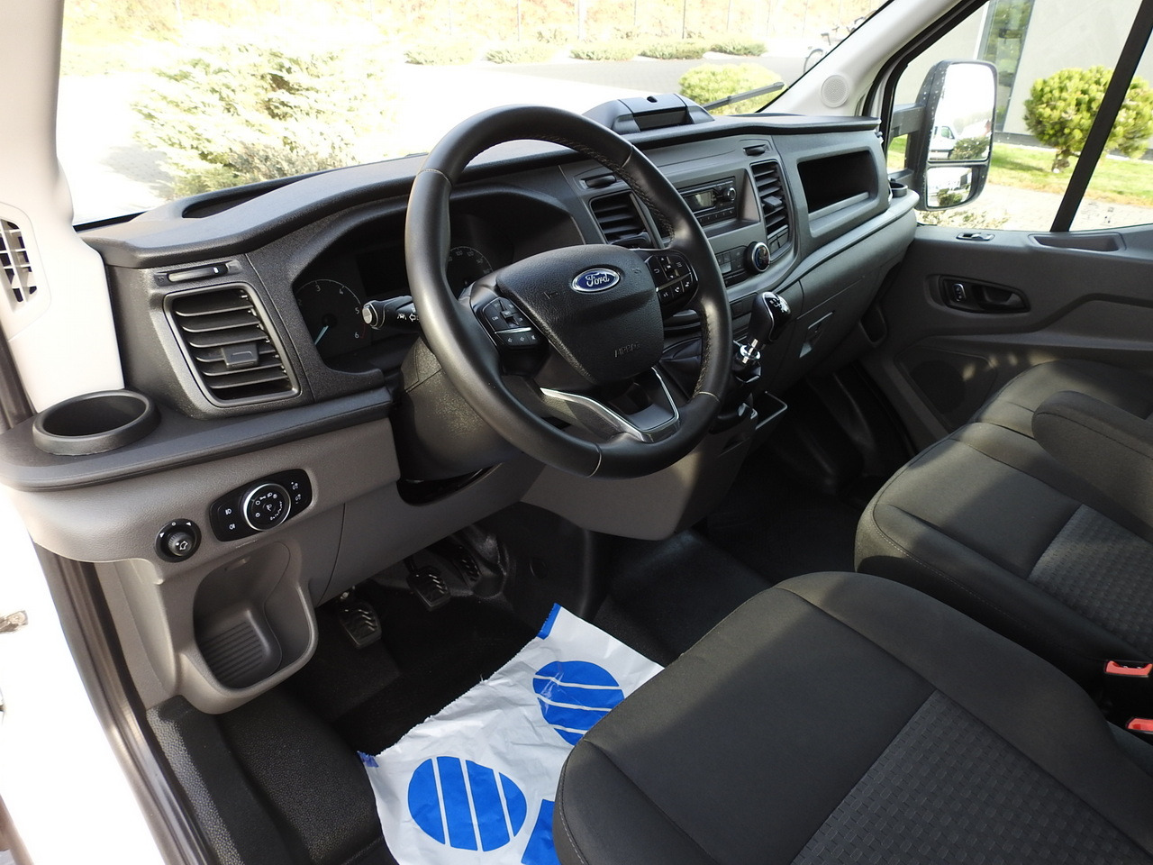 FORD TRANSIT BOX LIFT 8 PALLETS CRUISE CONTROL AIR CONDITIONING 130HP - Varebil med kasse: billede 2 FORD TRANSIT BOX LIFT 8 PALLETS CRUISE CONTROL AIR CONDITIONING 130HP - Varebil med kasse: billede 2